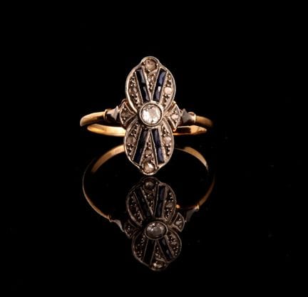 Two-tone gold engagement ring with a multi-lobed s