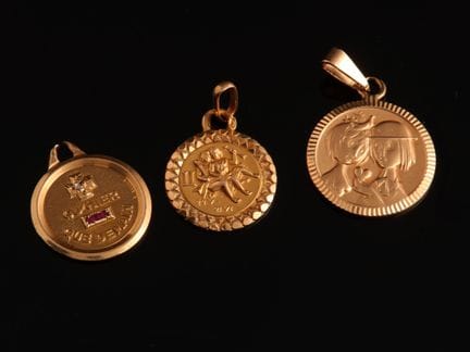 Lot de trois médailles en or jaune 18 carats (750 