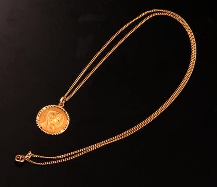 Collier composé d'une chaîne maille gourmette et p