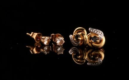 Deux paires de puces d'oreilles en or jaune 18 car