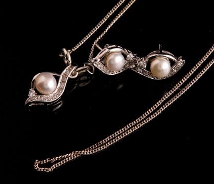 Set including:
-A pair of earrings made of silver 