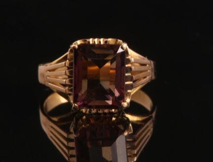 18-karat yellow gold ring (750 parts per thousand)