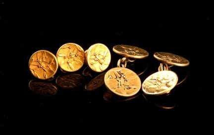 一对女士胸针及领针，采用18K黄金（750）和镀金金属（链条）制成，饰有铃兰花枝图案
总重量：10.