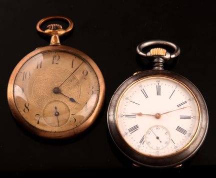 Deux montres de poche à boîtiers en laiton argenté