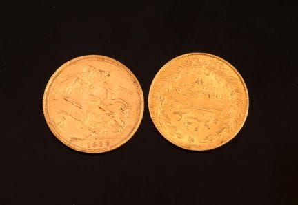 Deux pièces de monnaie or : une pièce britannique 