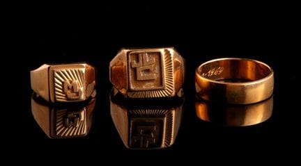 Lot comprenant : 
-Chevalière en or jaune 18 carat