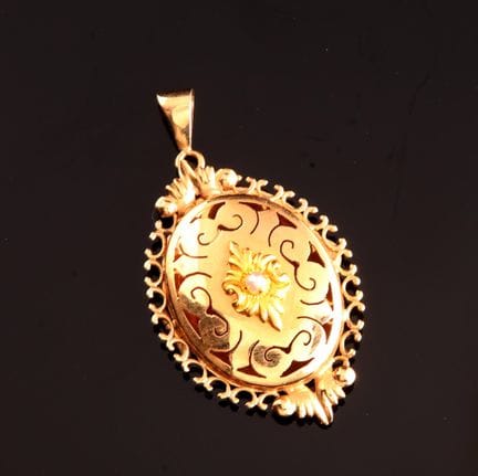 18-karat yellow gold (750) pendant in a "cassolett