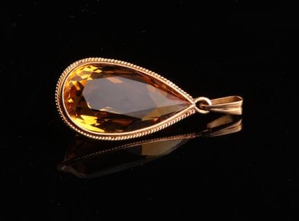 18-karat yellow gold (750) pendant set with a pear