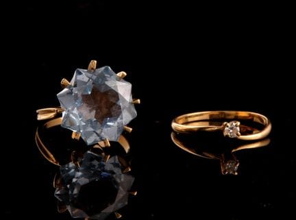 Réunion de deux bagues :
-Bague dite cocktail à mo