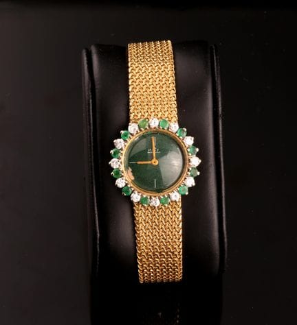 18K黄金（750）女士腕表，表链采用18K黄金（750）编织链节设计，柔韧舒适；圆形表壳周围镶嵌祖
