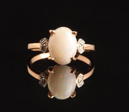 18-karat yellow gold ring (750) set with an oval c