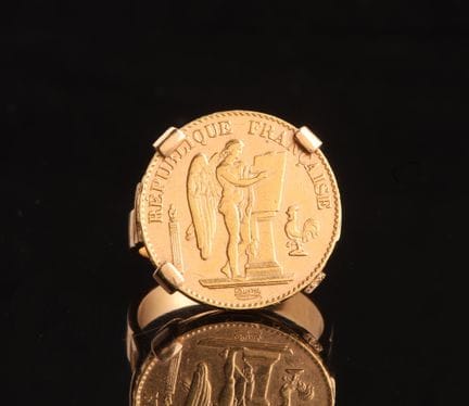 18K（750）黄金戒指，镶嵌一枚1897年20法郎金币。
净重：16.32克。