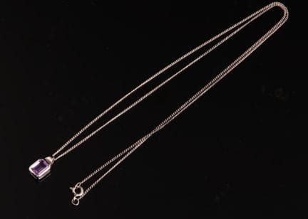 Necklace consisting of a silver chain with an emer