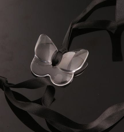 BACCARAT.
Collier cordon de soie noire retenant un
