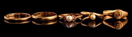 Cinq bagues et alliances en or jaune 18 carats (75