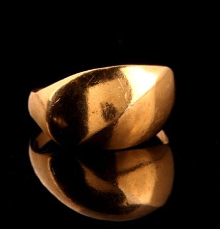 18-karat yellow gold (750) band ring, domed band w