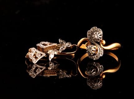 Petite parure comprenant une bague et une paire de