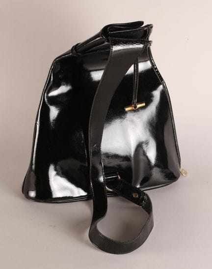 LONGCHAMP。
黑色漆皮单肩包、双肩包。
金色金属配件
有少量瑕疵和缺损——有破损