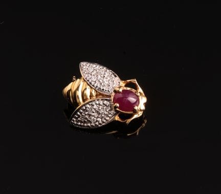 18-karat yellow gold (750) brooch in the shape of 