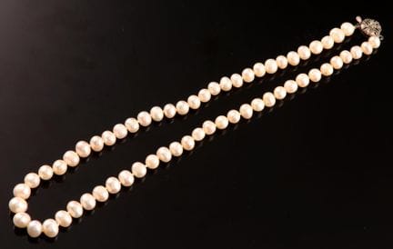 61-bead cultured pearl necklace with a silver-plat