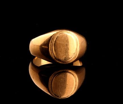 18-karat yellow gold signet ring (750 parts per th