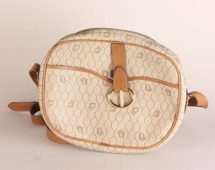 克里斯汀·迪奥（CHRISTIAN DIOR）。
手提包，可肩背款式，采用米色复古蜂窝纹涂层帆布制成
