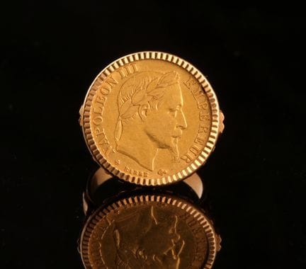 18K（750）黄金戒指，采用密镶工艺镶嵌一枚拿破仑三世时期的10法郎黄金硬币。
总重量：7.9 克