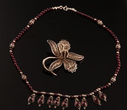 A pairing of two pieces of jewelry:
-A flexible ch