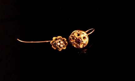 Lot comprenant : 
- Boucle d'oreille motif fleuret