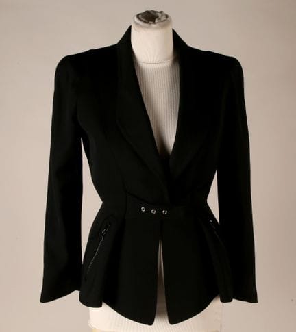 THIERRY MUGLER，巴黎
黑色绉纱面料的小西装外套，采用西装领设计，修身剪裁，配有两个拉链