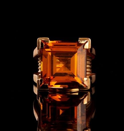 An 18-karat yellow gold ring (750 parts per thousa