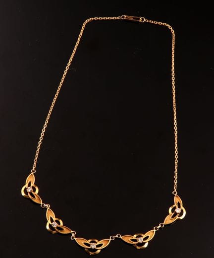 18-karat yellow gold (750) necklace featuring a de