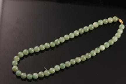 Necklace with 46 green jade beads in a choker styl