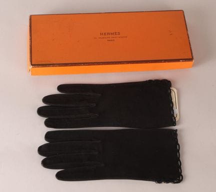 赫曼
黑色镂空麂皮手套，6.5 码。标有 Hermès
二手状态 - 带 HERMES 包装盒