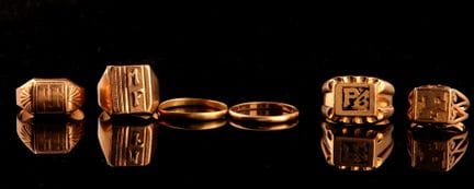 Réunion de quatre chevalières d'homme et de dame e