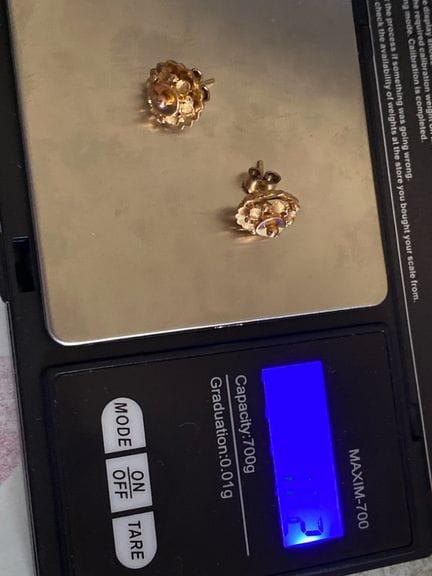 一对18K（750）黄金花卉图案耳环。
总重量：1.82克。