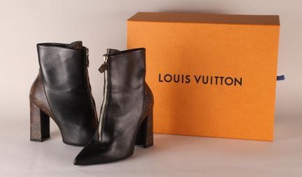 VUITTON. 
一双黑色真皮和 Matchmake 带字母图案的皮靴/靴筒，拉链前开口。 
尺码