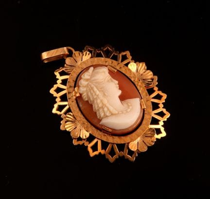 Pendentif ovale en or jaune 18 carats (750 millièm