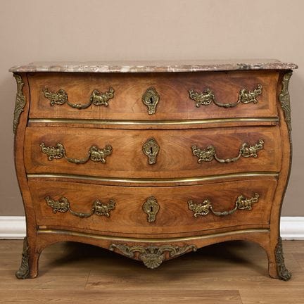 Louis XV Period
18th-century chest of drawers. Wal