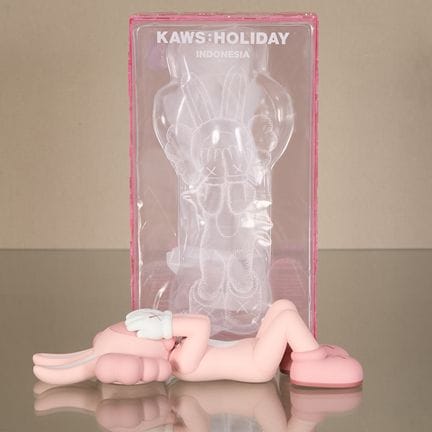 Kaws（1974年出生）
《Holiday: Indonesia 2023》 粉色亮光乙烯基材质，