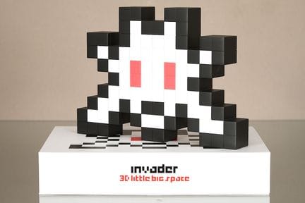 Invader（生于1969年）
《3D Little big space》2022 乙烯基雕塑，底