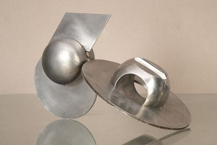 克劳德·维索（1927-2008）
《不稳定》 1972年 焊接并抛光的不锈钢作品，底座下方署名并标