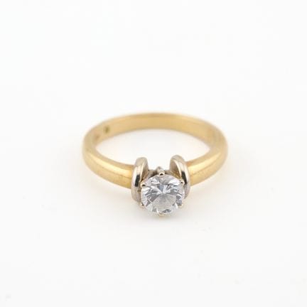 Solitario  In oro giallo 18 K (750‰) con un diaman