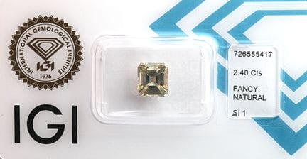Diamante da 2,40 carati
Taglio smeraldo
Colore: Na