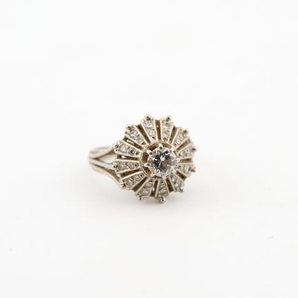 Anello in oro 18 carati (750‰), con griffe in plat