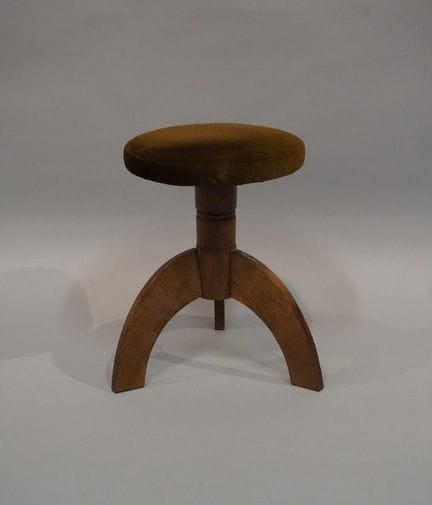 Dreibeiniger Klavierhocker aus Holz mit brauner Sa