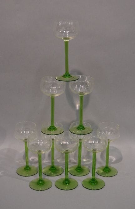 10 verres à vin d'Alsace à pied en verre vert. 17 