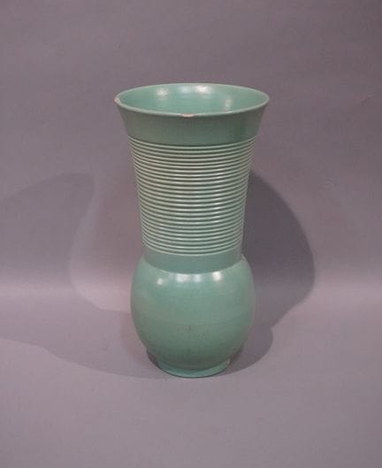 Art-Déco-Vase aus Seladon-Steingut, mit ausgestell