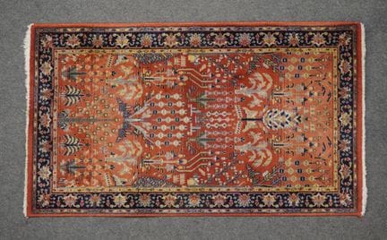 Maschinell gewebter Teppich im Sarouk-Stil mit sti