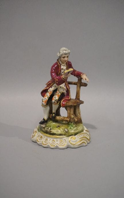 Polychrome Keramikfigur: „Lesender Edelmann, auf e